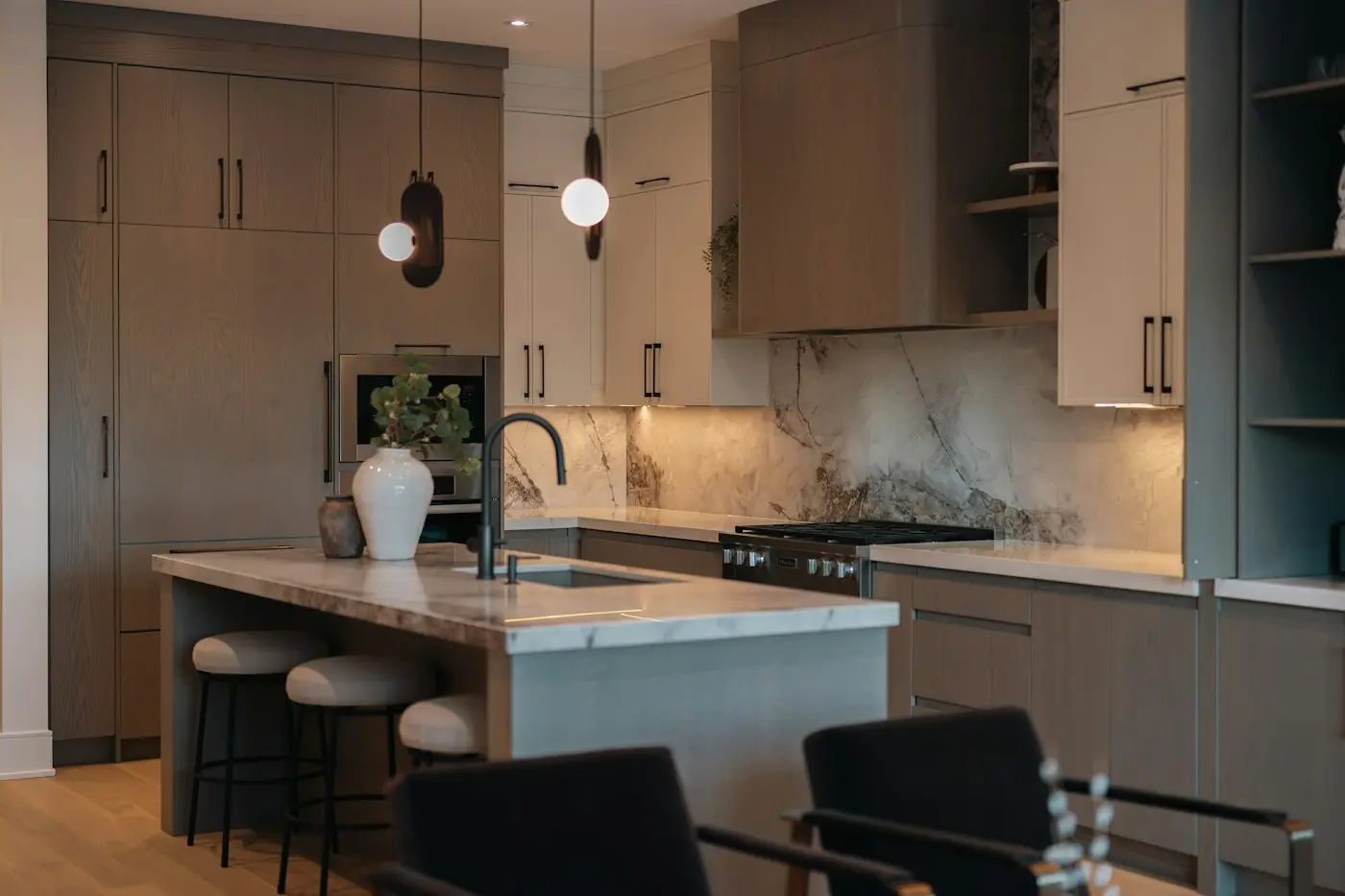 Kitchen slab backsplash — Book-matched porcelain slab